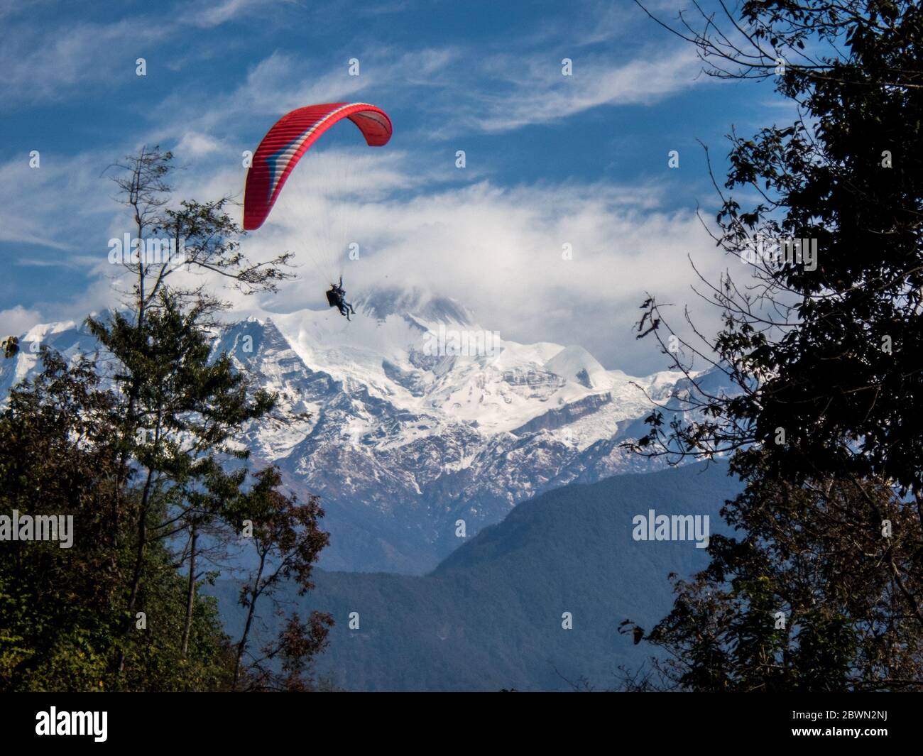 Parapendio Tandem su Himalaya, Pokhara Nepal Foto Stock