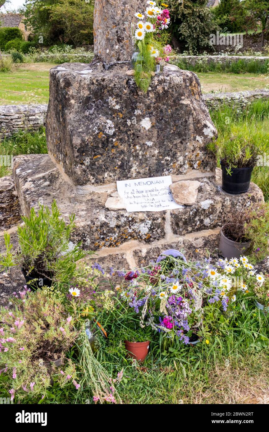 Un a Memoriam alle vittime di Covid 19 sulla croce lato strada 14 ° secolo nel villaggio di Cotswold di Condicote, Gloucestershire UK. Foto Stock