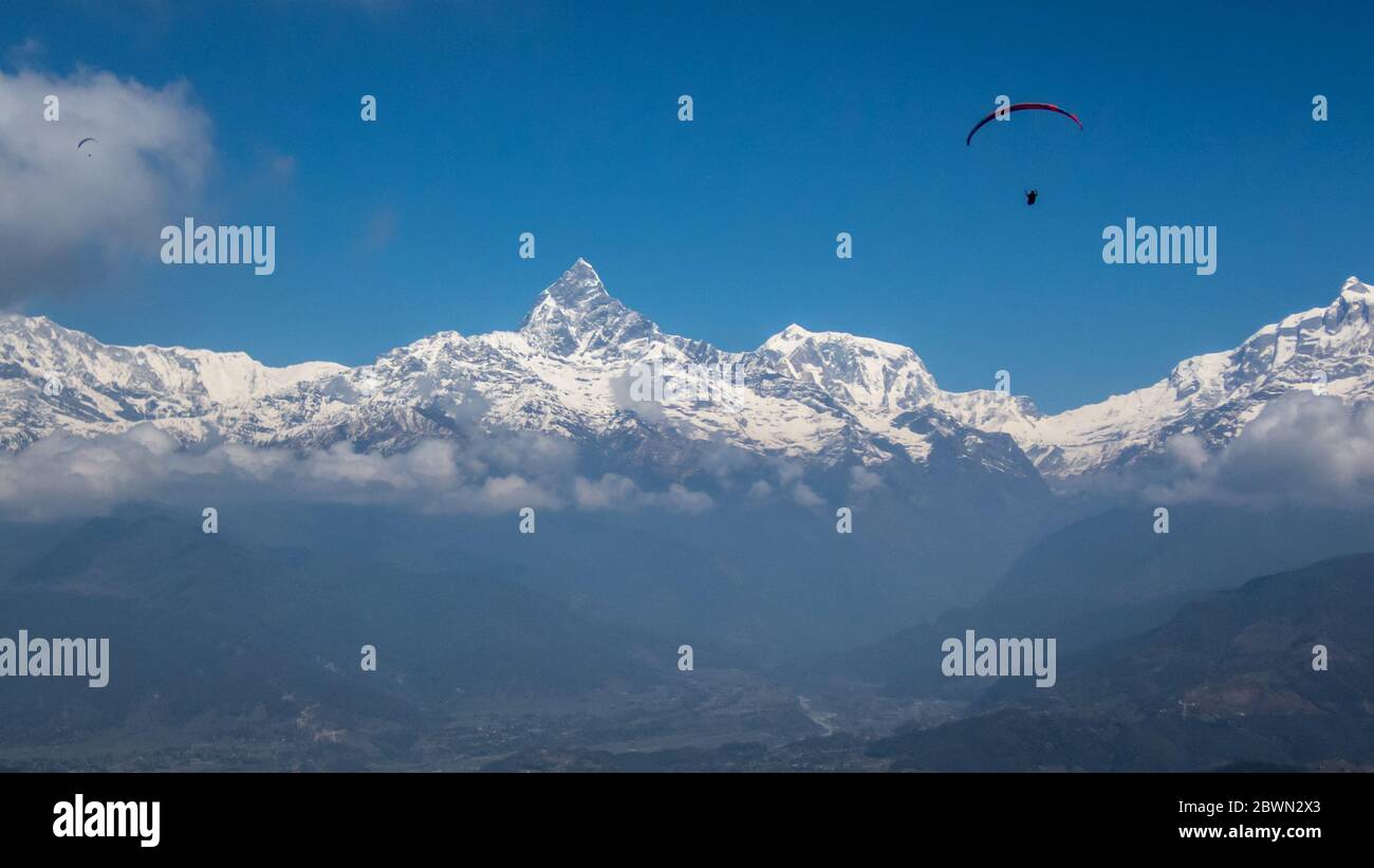 Parapendio sui Monti Himalaya, Pokhara Nepal Foto Stock