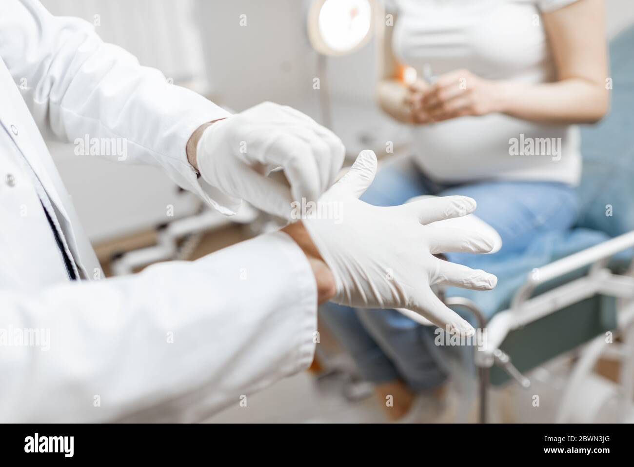 Proctologo guanti dottore immagini e fotografie stock ad alta risoluzione -  Alamy