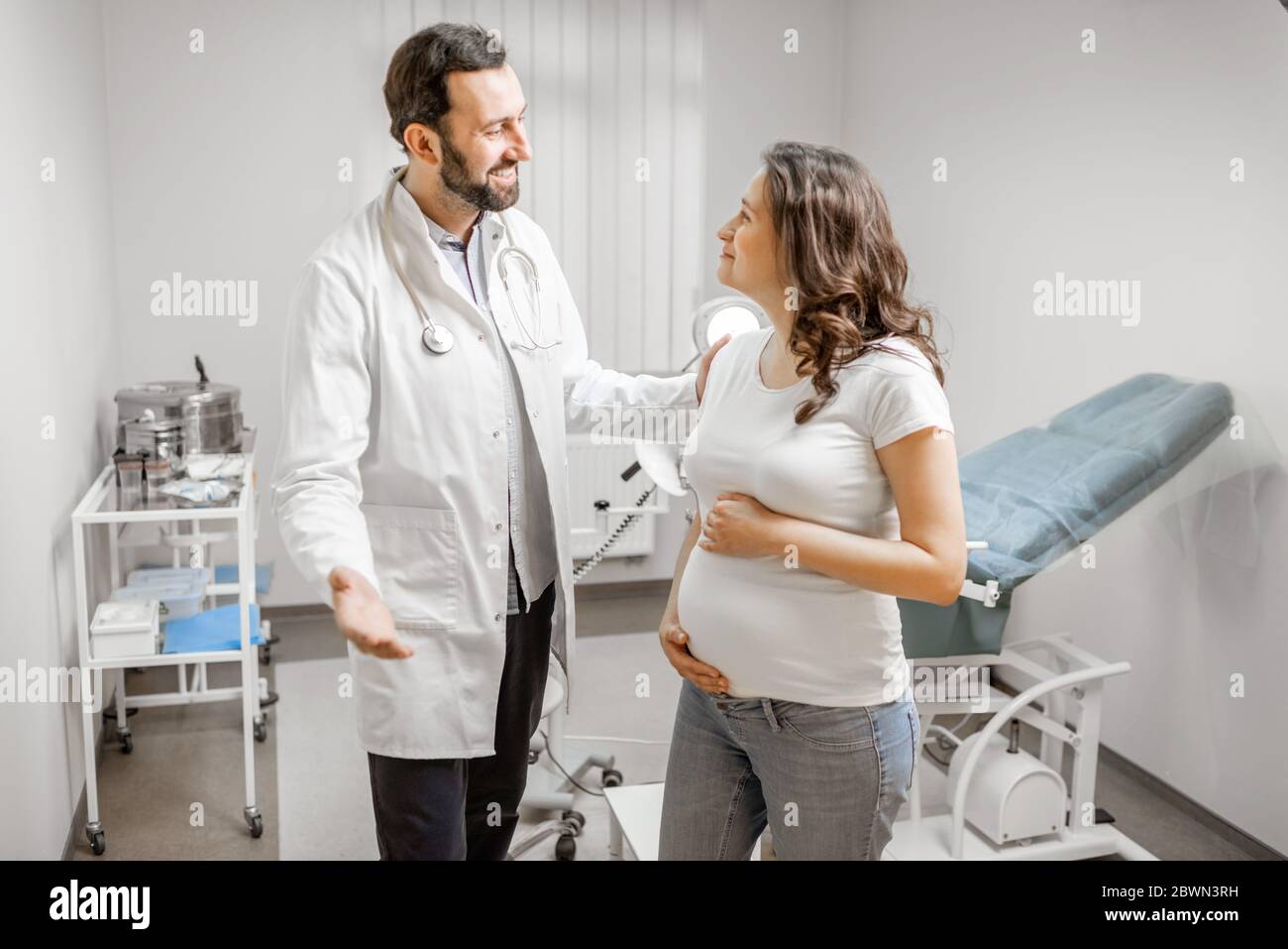 Medico con donna incinta durante una consultazione medica in ufficio ginecologico. Concetto di assistenza medica e di salute durante una gravidanza Foto Stock