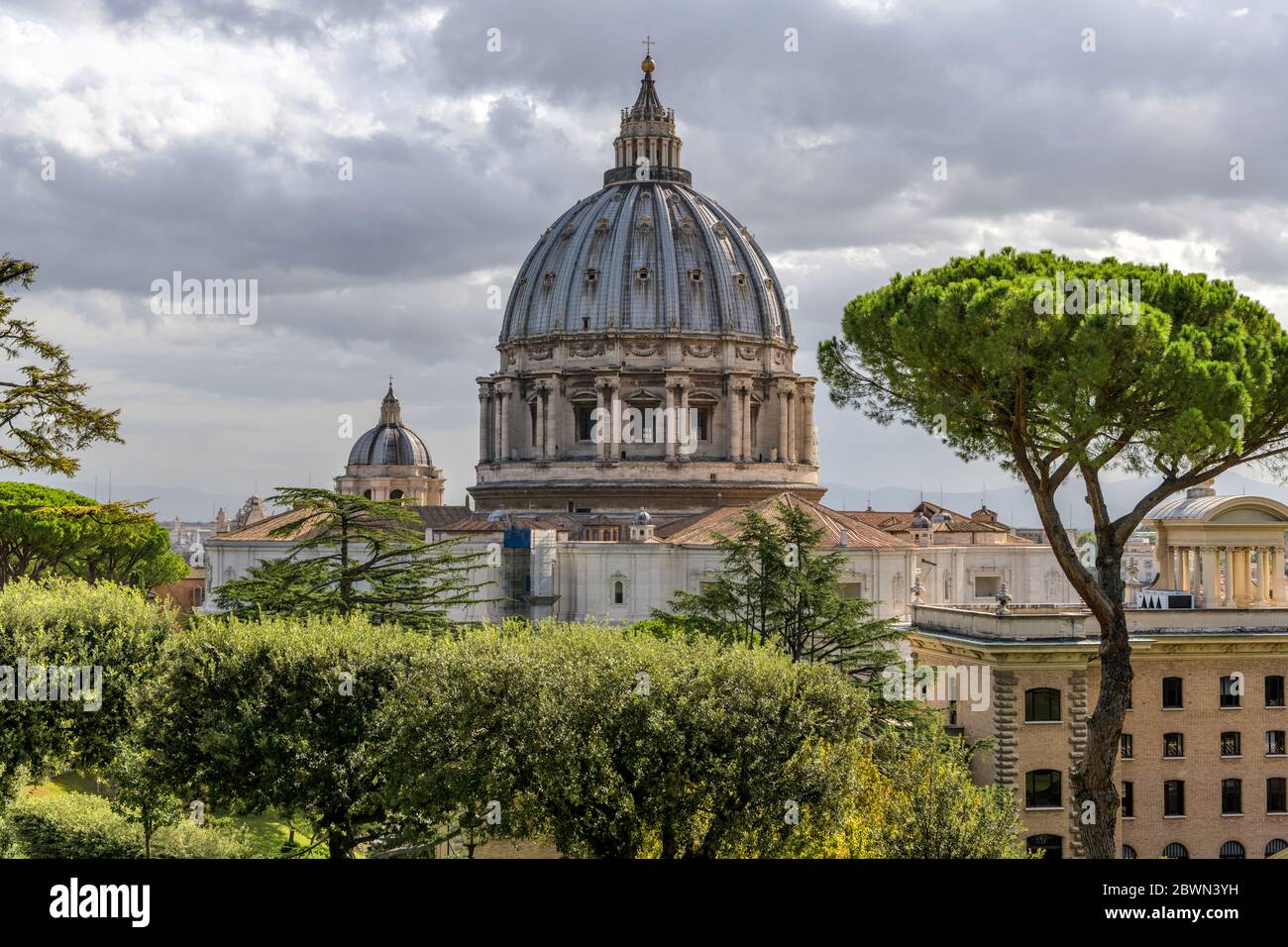 Basilica di San Pietro - una vista mattutina nuvolosa della Basilica di San Pietro, vista dai Giardini Vaticani, a Roma, Italia. Foto Stock