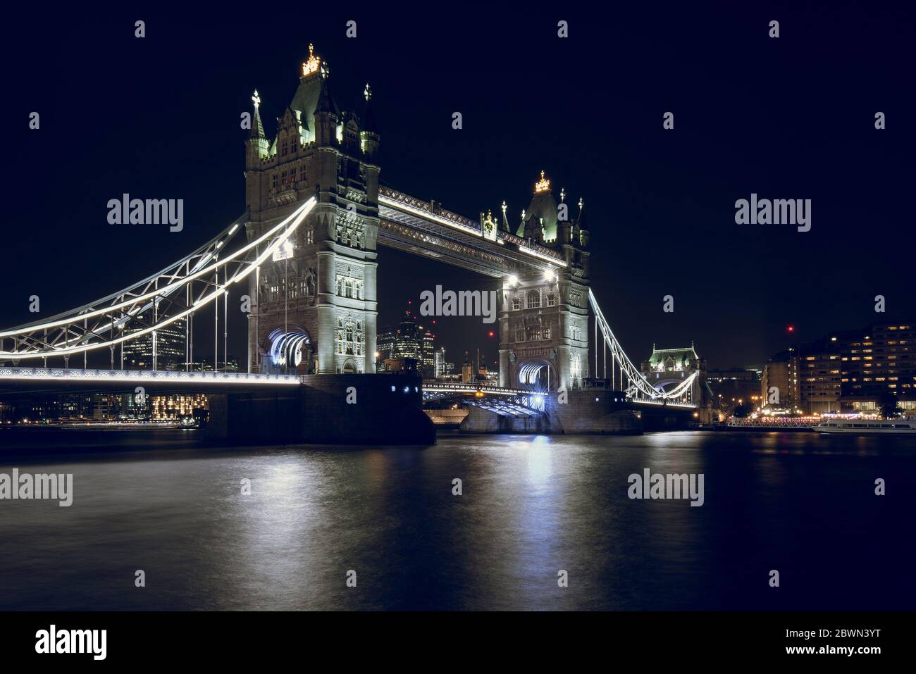 Tower Bridge illuminato di notte a Londra, Regno Unito Foto Stock