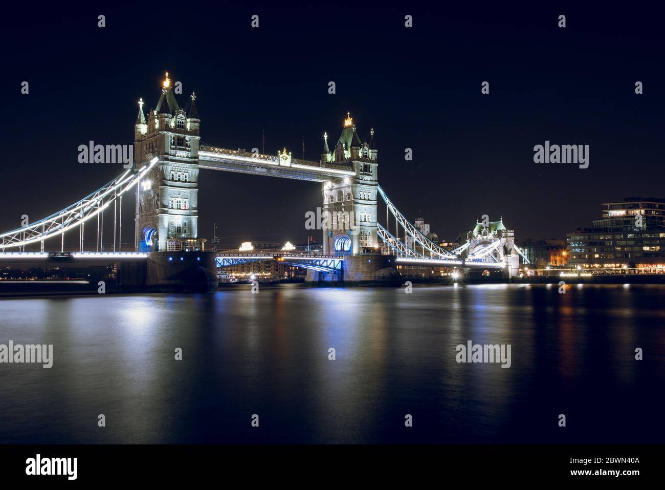 Tower Bridge illuminato di notte a Londra, Regno Unito Foto Stock