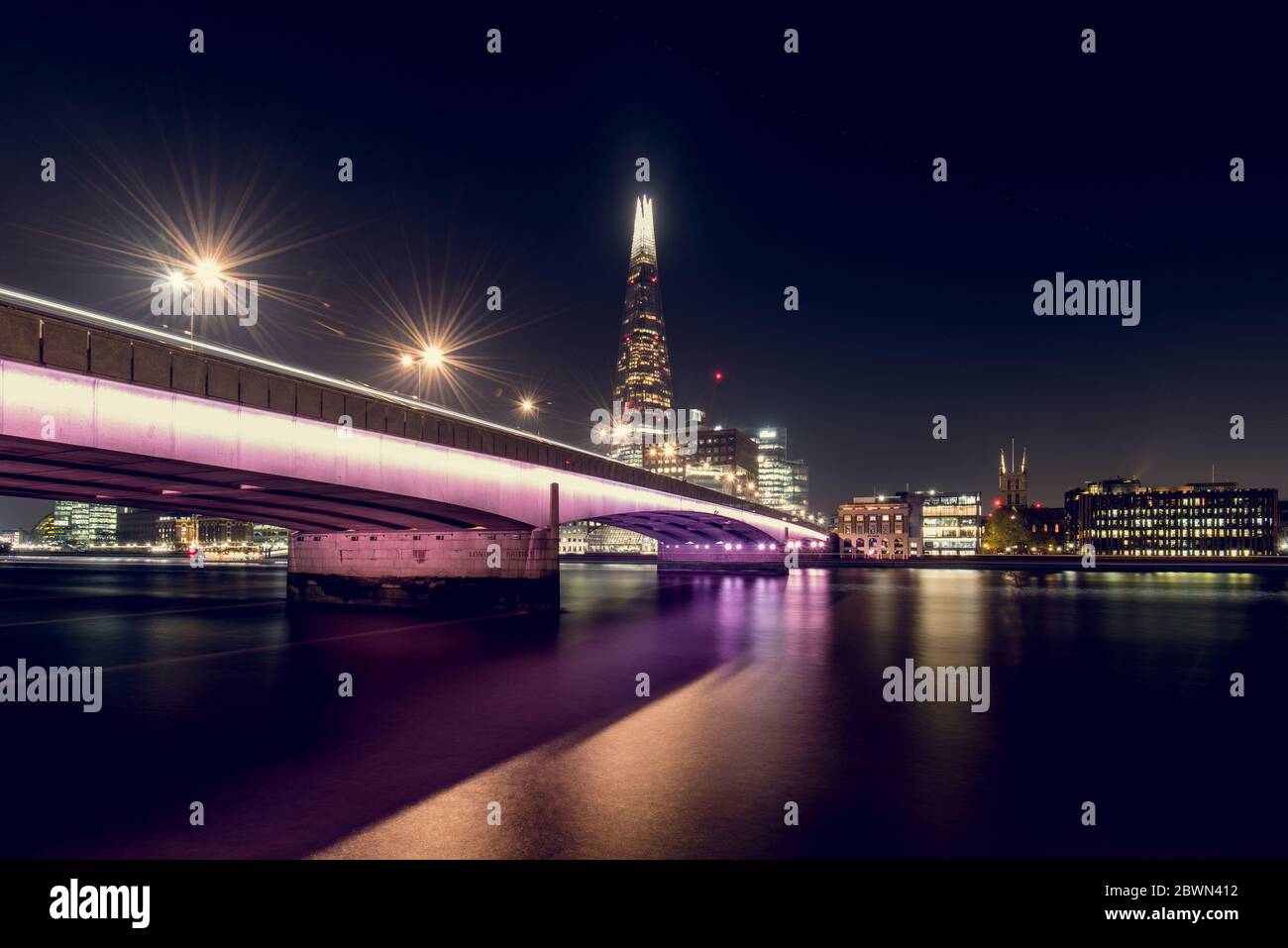 Vista del London Bridge illuminato e dello Shard di notte Foto Stock