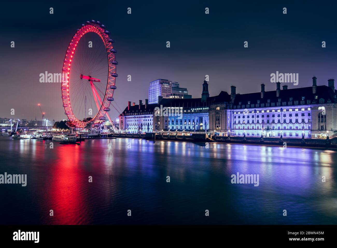 Vista del London Eye di notte - una famosa attrazione turistica sul fiume Tamigi nella capitale Londra Foto Stock