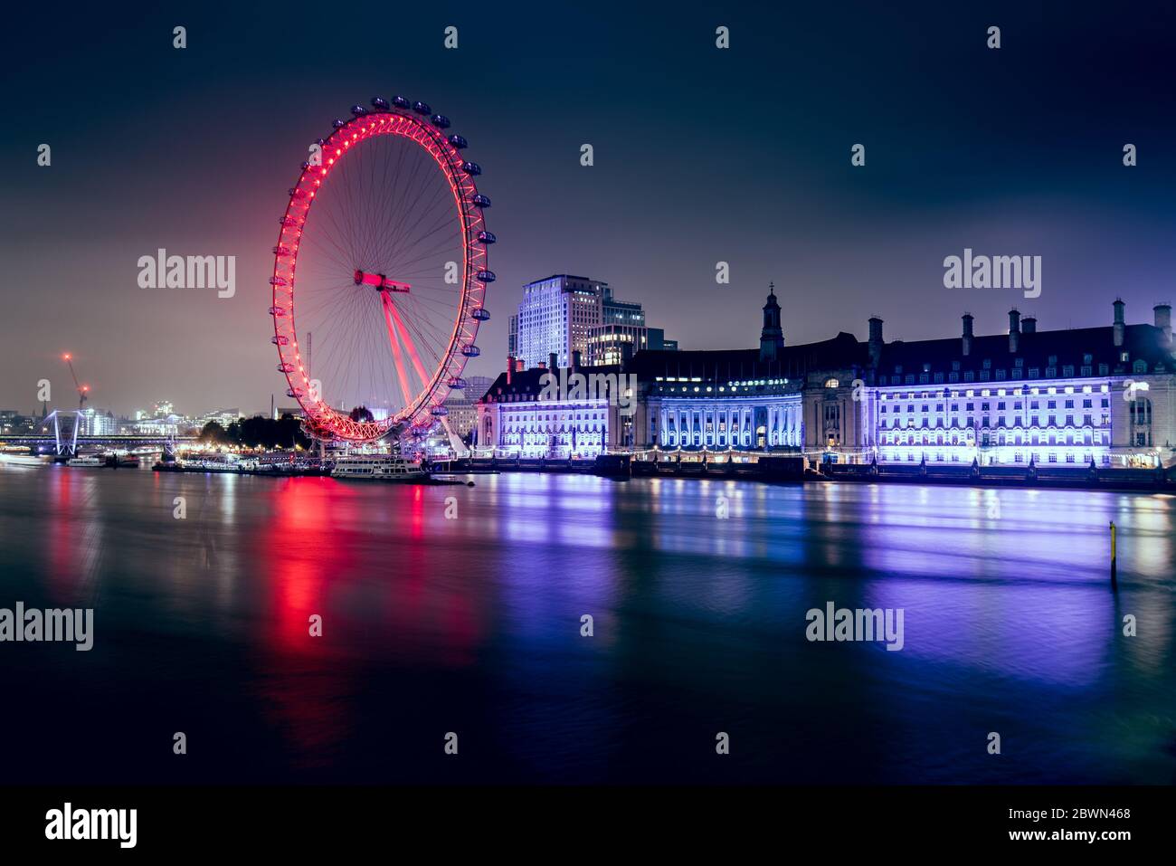 Vista del London Eye di notte - una famosa attrazione turistica sul fiume Tamigi nella capitale Londra Foto Stock