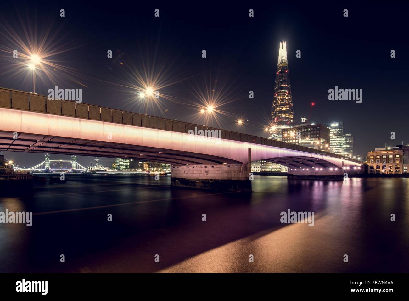 Vista del London Bridge illuminato e dello Shard di notte Foto Stock
