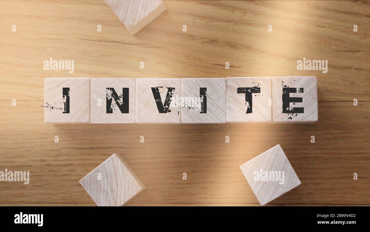 Invita scritto su un cubo di legno in una scrivania da ufficio. Benvenuto nuovi membri o concetto di marketing di affiliazione di riferimento del programma Foto Stock