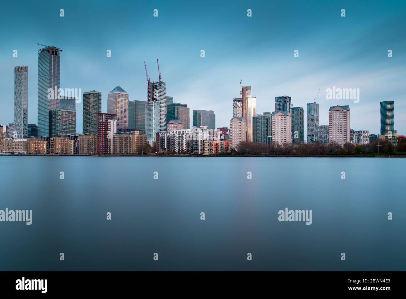 Skyline del quartiere di Canary Wharf, il quartiere finanziario di Londra, con nuovi grattacieli in ascesa Foto Stock