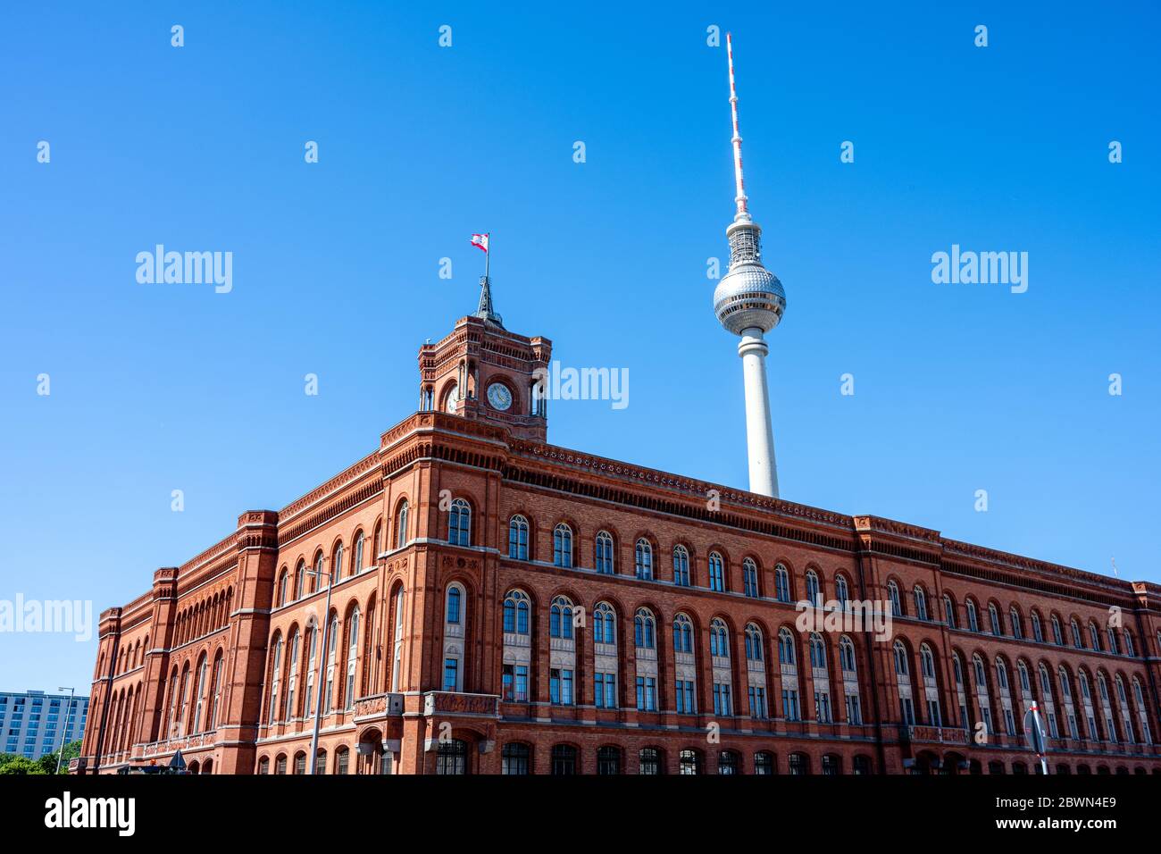 La famosa Torre della Televisione e il municipio di Berlino di fronte a un cielo blu chiaro Foto Stock