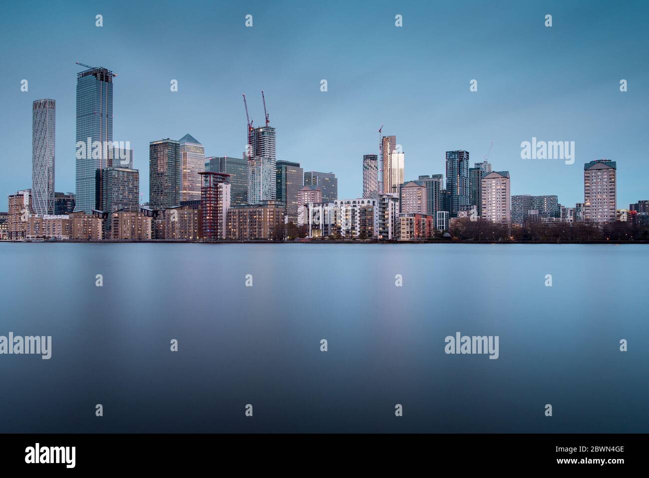 Skyline del quartiere di Canary Wharf, il quartiere finanziario di Londra, con nuovi grattacieli in ascesa Foto Stock