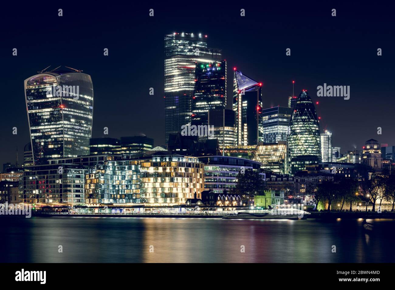 Vista notturna degli edifici del quartiere finanziario della città di Londra Foto Stock