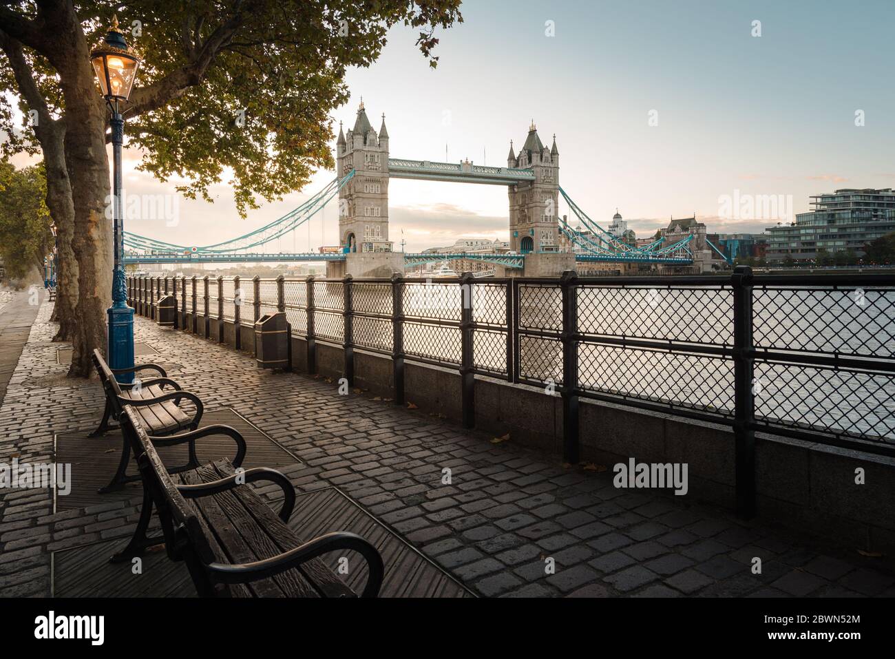 Vista mattutina del Tower Bridge dal parco, a Londra, Regno Unito Foto Stock