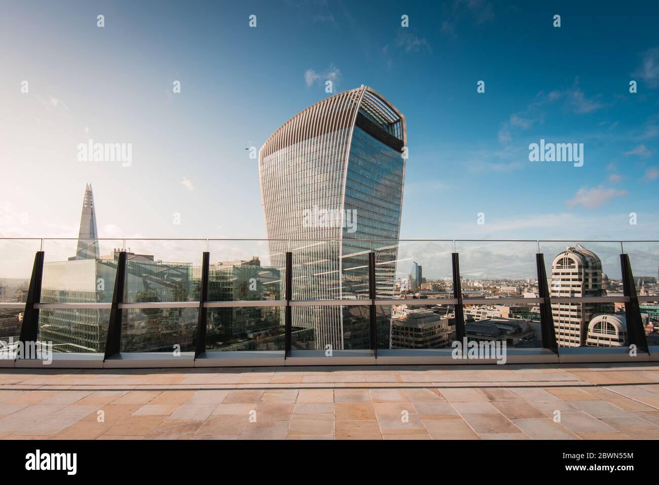 Vista dell'edificio Walkie Talkie dal tetto dell'edificio Fen Court a Londra, Regno Unito Foto Stock