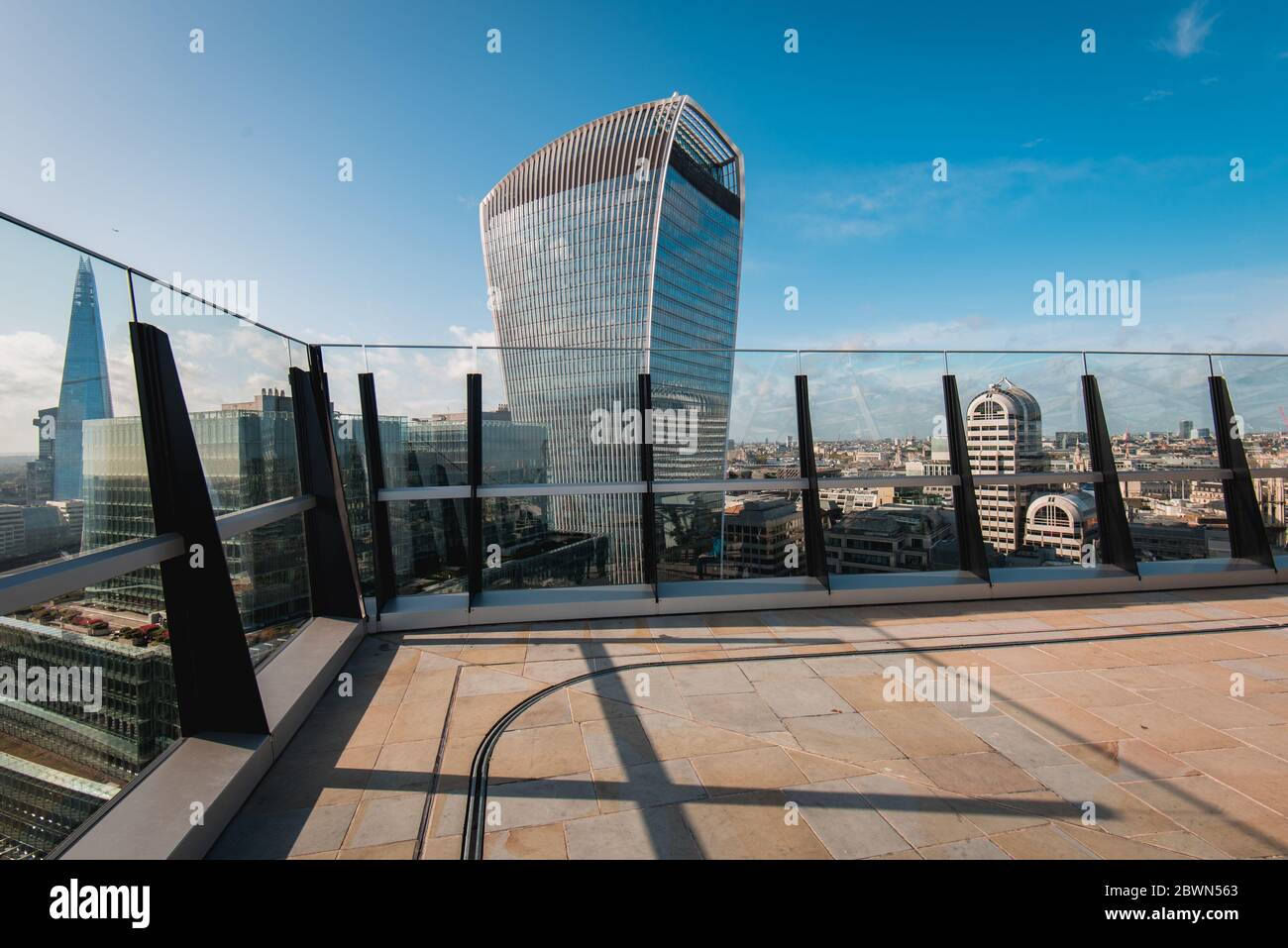 Vista dell'edificio Walkie Talkie dal tetto dell'edificio Fen Court a Londra, Regno Unito Foto Stock