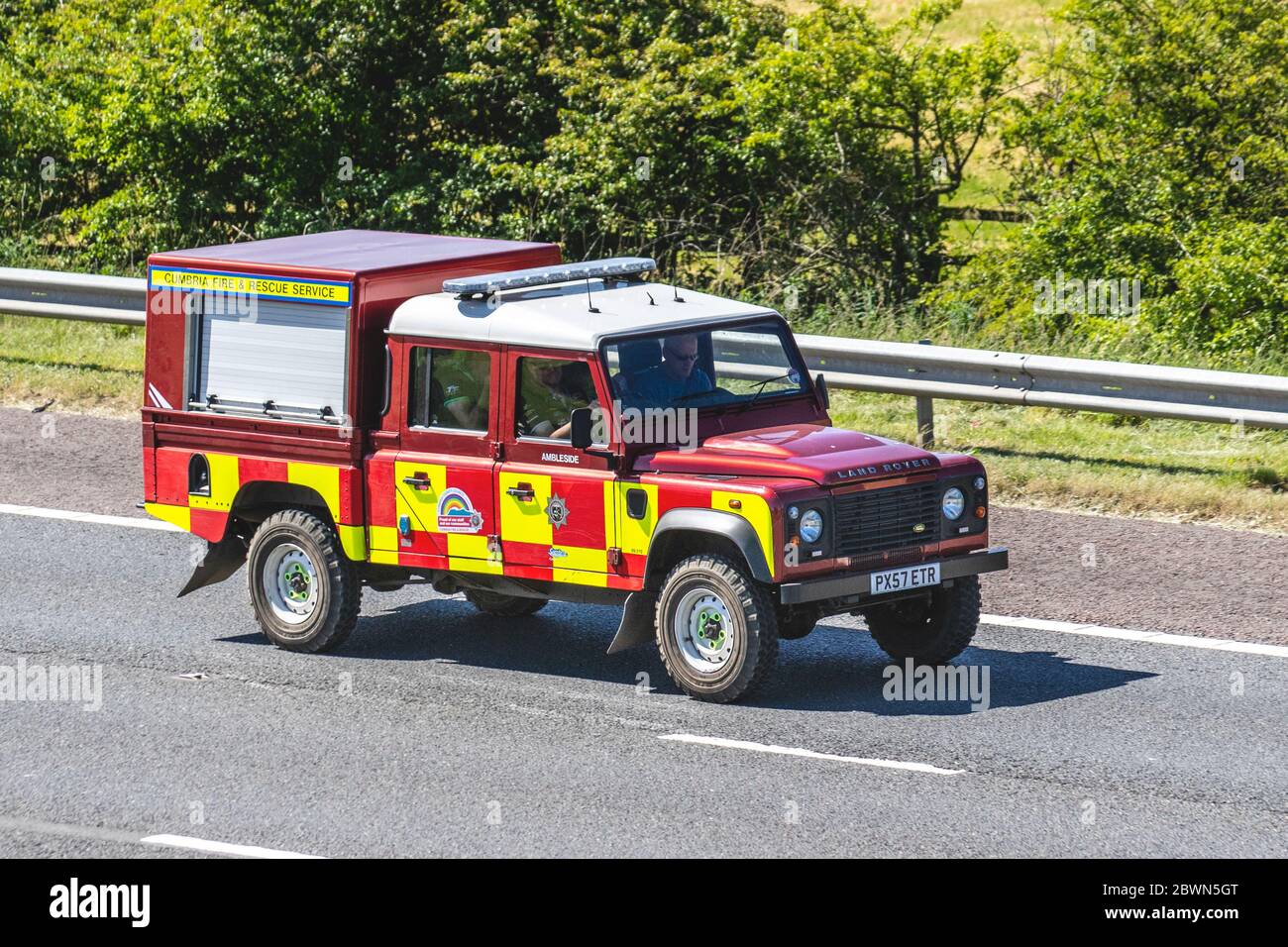 Cumbria Fire & Rescue Service Crew Vehicles; Incident Support Vehicle equipaggiato per trasportare diversi moduli, attrezzature di salvataggio, attrezzature di taglio ultra pesanti, strutture per il benessere dell'equipaggio e altre attrezzature specialistiche. Con un equipaggio di massimo cinque vigili del fuoco che viaggiano sull'autostrada M61 a Manchester, Regno Unito Foto Stock