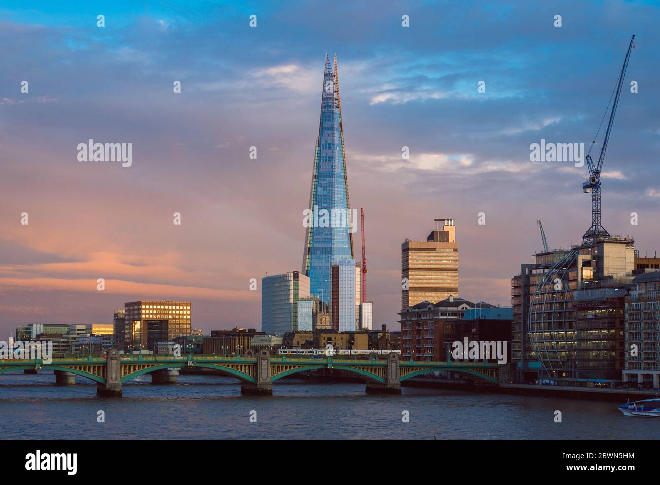 Colorata vista al tramonto a Londra con Southwark Bridge e The Shard Foto Stock
