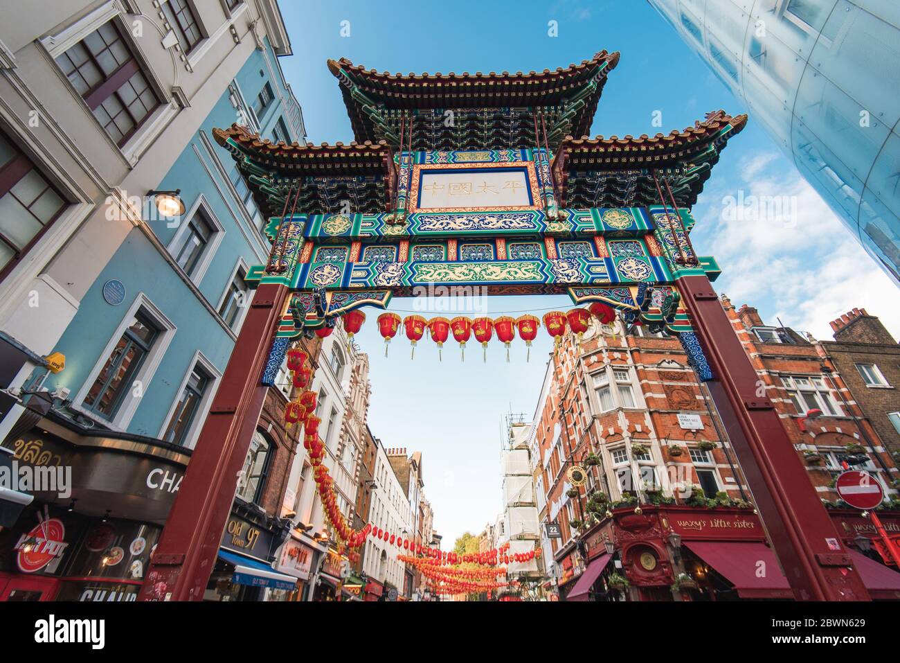 Londra, UK - 19 ottobre 2019: Ingresso alla zona di Chinatown, una popolare destinazione turistica di Londra. Foto Stock