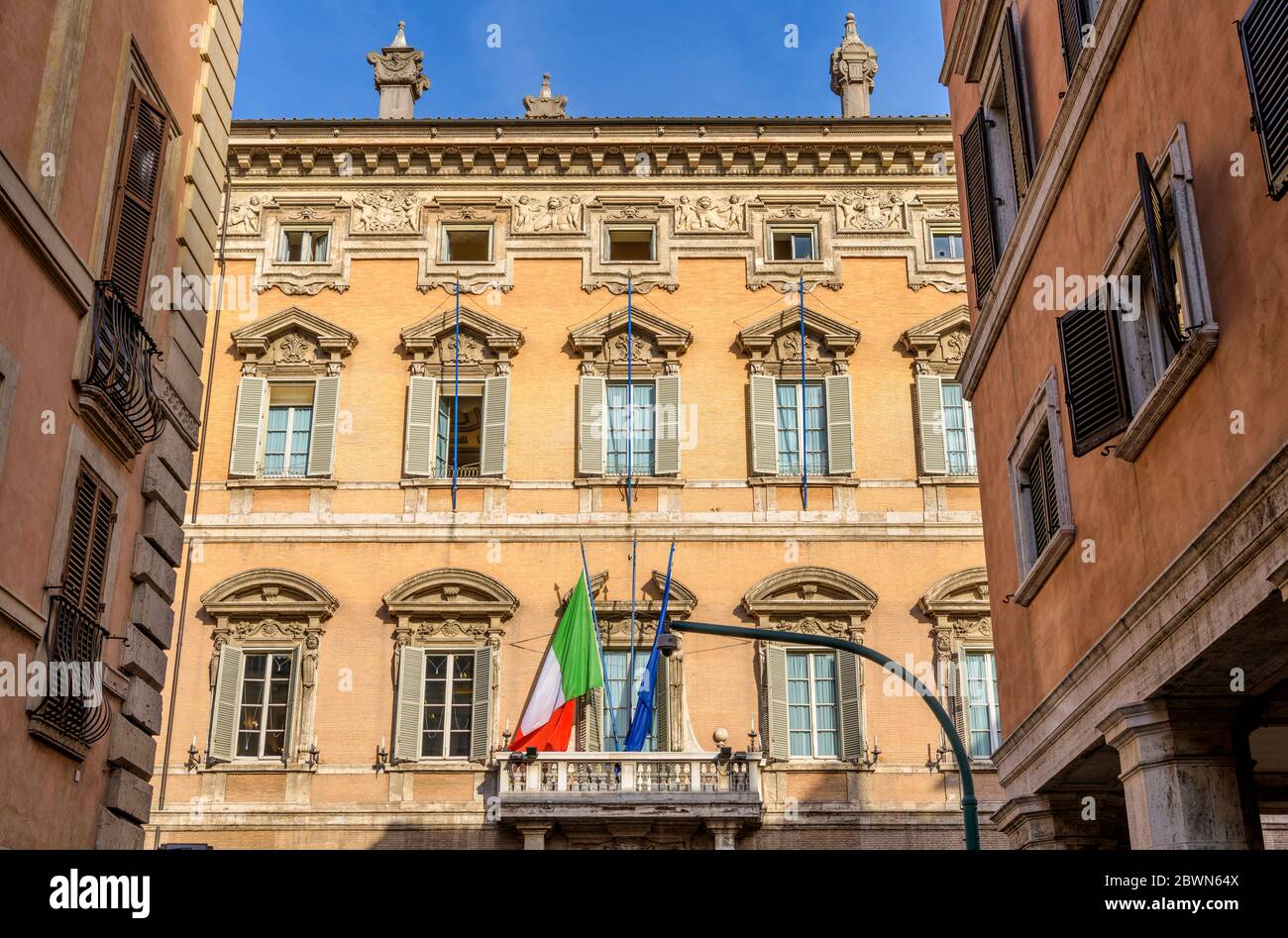 Palazzo Madama - Vista a basso angolo della façade parte alta del Palazzo Madama, un palazzo mediceo del XV secolo e ora sede del Senato italiano. Roma. Foto Stock