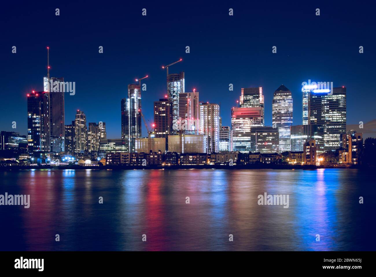 Vista notturna dello skyline del moderno quartiere degli affari, Canary Wharf a Londra Foto Stock
