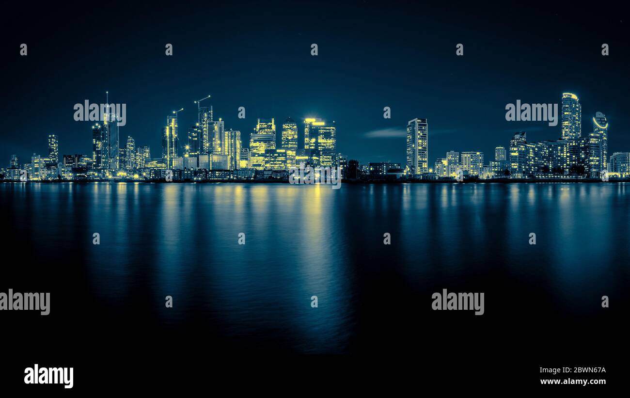 Vista notturna dello skyline del moderno quartiere degli affari, Canary Wharf a Londra Foto Stock