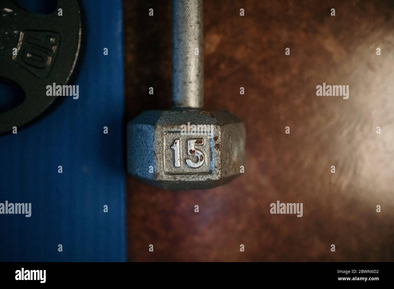 a casa attrezzature di allenamento pesi e bande di allenamento Foto Stock