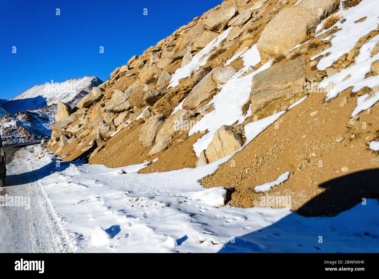 Strade insidiose coperte di montagne innevate di Ladakh, India. Paesaggio di bellezza naturale nella valle di Nubra in Ladakh, India. Famoso luogo turistico India. Foto Stock