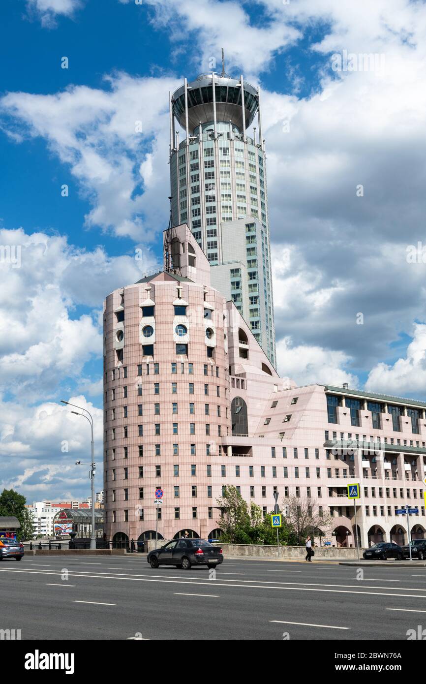 Mosca, Russia - 2 giugno. 2019. Swissotel Red Hills Hotel e business center Riverside Tower su Garden Ring Street Foto Stock