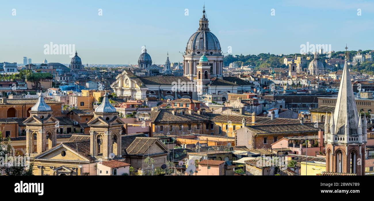 Roma Buongiorno - una vista panoramica dello skyline nord del centro storico di Roma in una chiara e soleggiata mattinata di ottobre. Roma, Italia. Foto Stock