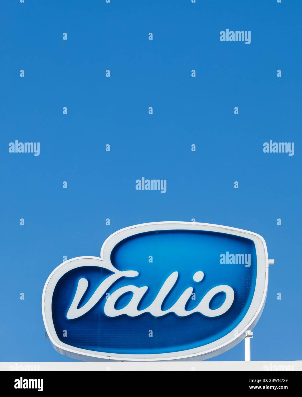 Segno e logo della compagnia alimentare finlandese Valio Outdoors contro il cielo blu . Valio è il produttore finlandese di vari prodotti lattiero-caseari , Finlandia Foto Stock
