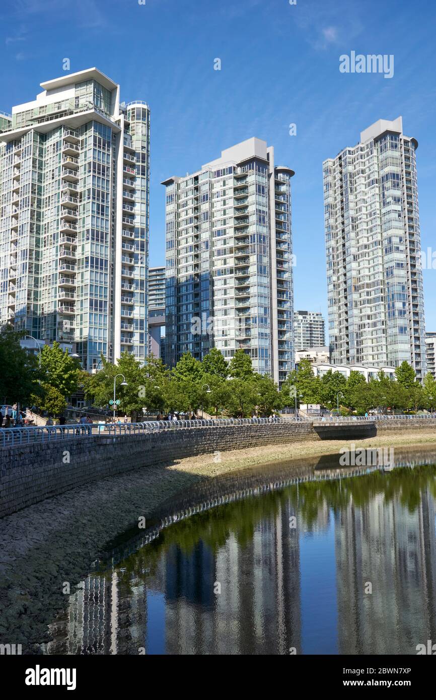 Vista della passeggiata Nord di False Creek e delle torri residenziali di Yaletown, Vancouver, BC, Canada Foto Stock