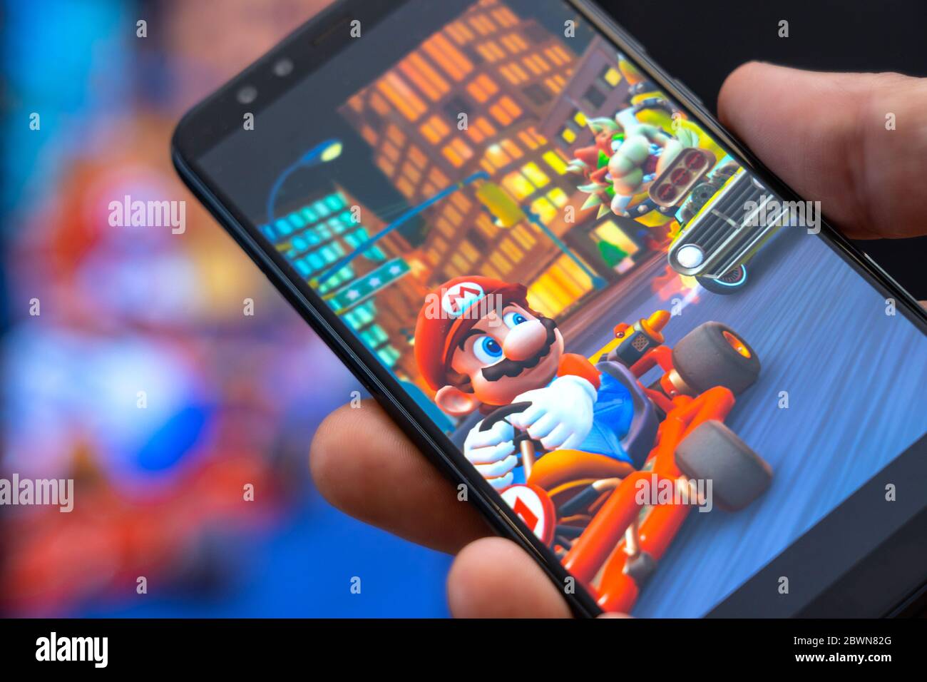 Los Angeles, California, USA - 29 maggio 2020: Smartphone con il gioco Mario  Kart Tour sullo sfondo del grande schermo Foto stock - Alamy