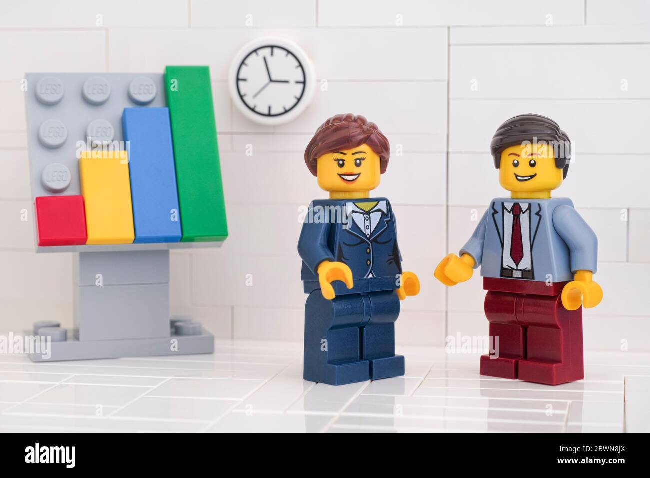 Tambov, Federazione Russa - 29 maggio 2020 due imprenditori della minifigura Lego che hanno un incontro e discutono grafici che mostrano i risultati del loro successore Foto Stock