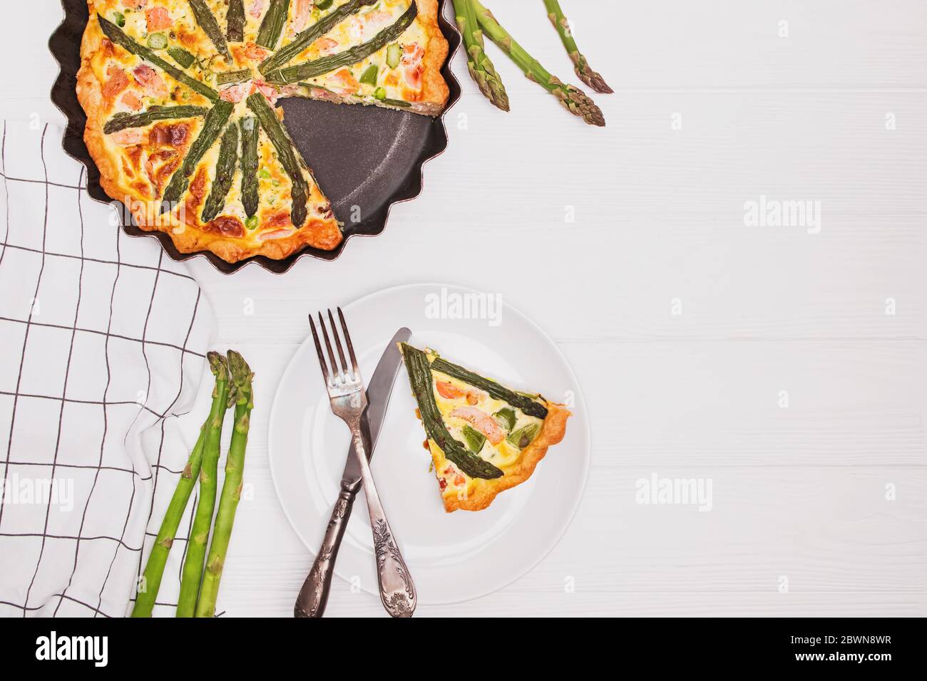 Squisito quiche fatte in casa con asparagi e salmone Foto Stock