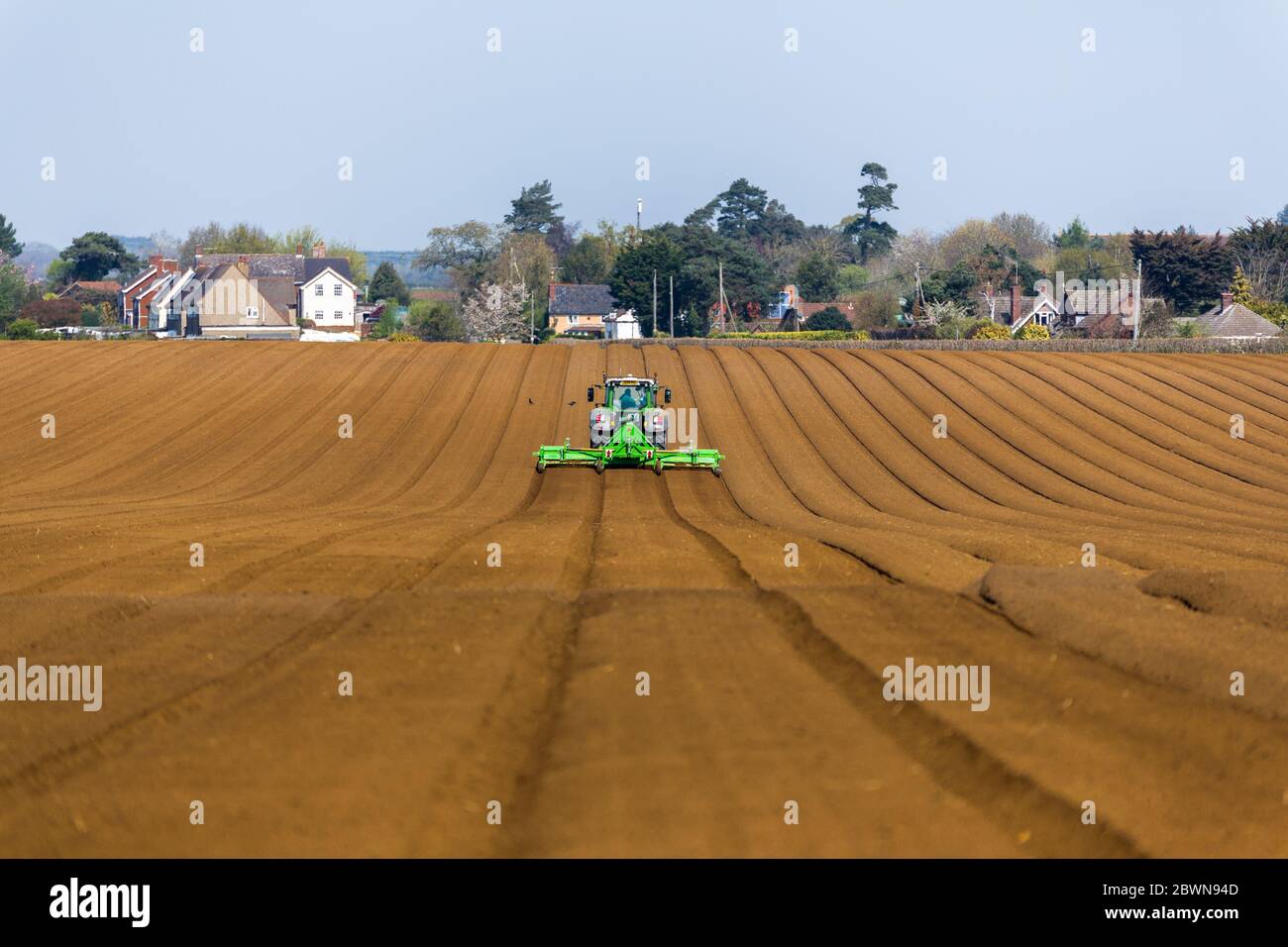 Nel bel mezzo della pandemia globale della corona, gli agricoltori di tutto il mondo stanno ancora lavorando duramente per coltivare il raccolto dei prossimi anni e garantire che le linee di approvvigionamento alimentare possano cooperare Foto Stock