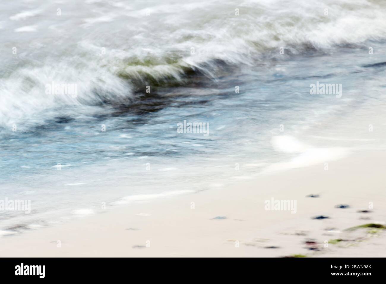 Onda astratta del mare sulla spiaggia, esposizione a lungo termine combinata con esposizioni multiple per un effetto di pittura, spazio di copia, nessun fuoco reale Foto Stock