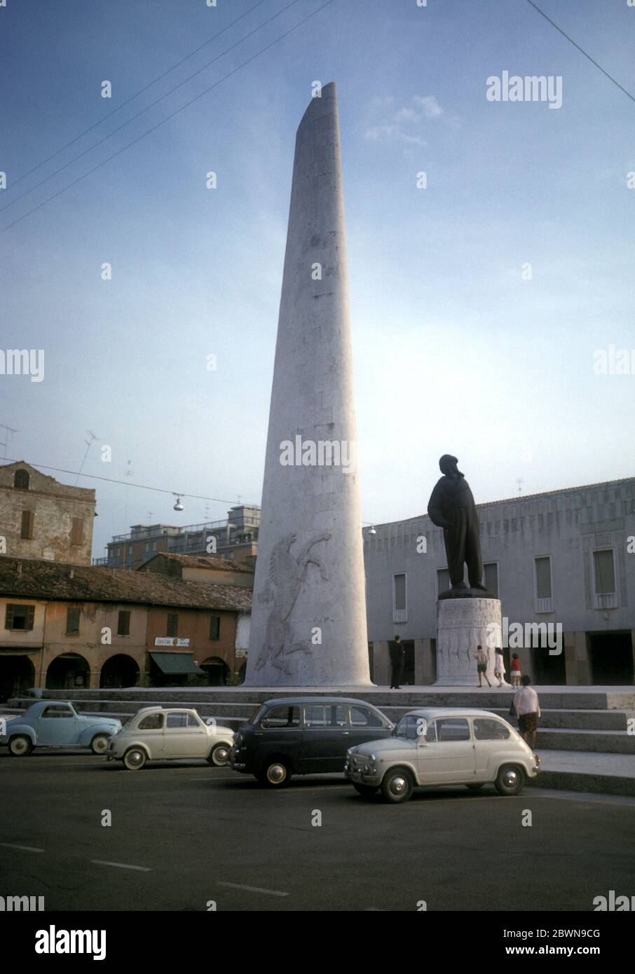 Il Monumento Nazionale a Francesco Baracca, famoso pilota di combattente italiano della guerra mondiale, in Piazza Baracca a Lugo di Romagna, Italia - nella foto del 1966 Foto Stock