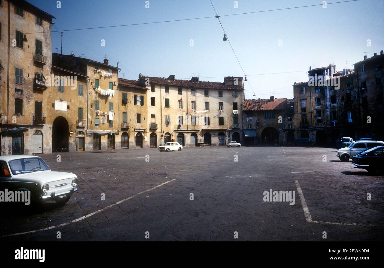 Piazza dell'Anfiteatro di Lucca, segue la forma ellittica dell'antico anfiteatro romano di Lucca, Toscana, Italia del II secolo Foto Stock