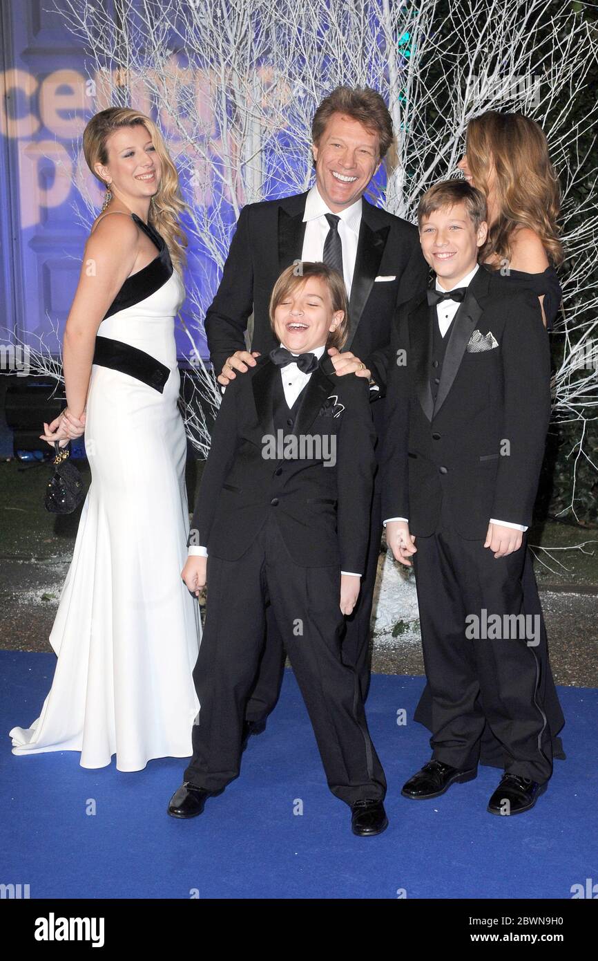 Jon Bon Jovi e la famiglia frequentano il Centrepoint Winter Whites Gala al Kensington Palace di Londra. 26 novembre 2013 © Paul Treadway Foto Stock