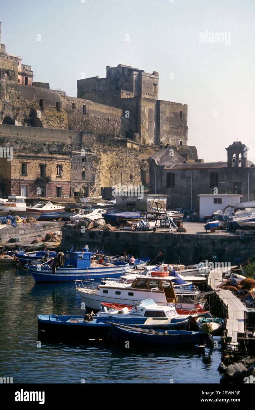 Barche da pesca nel porto di Pozzuoli vicino a Napoli, Italia raffigurata nel 1966 Foto Stock