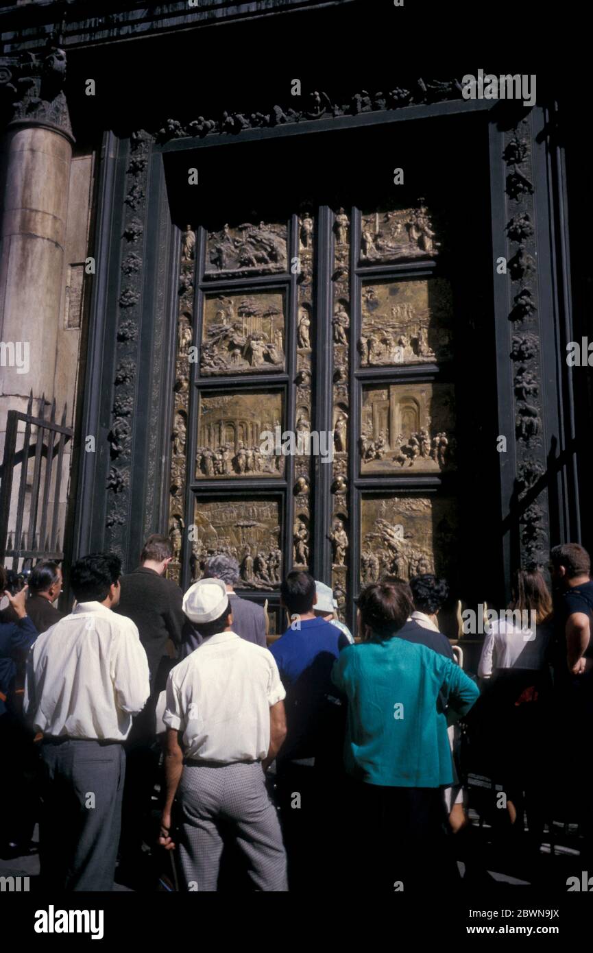 Persone in attesa di messa fuori da una chiesa di Pozzuoli, Italia, raffigurata nel 1966 Foto Stock