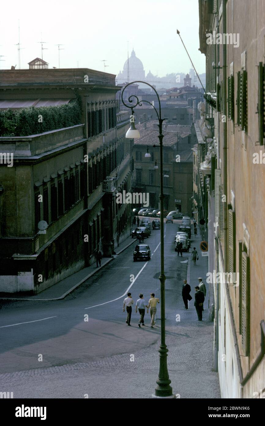 Strada laterale nel centro di Roma, Italia raffigurata nel 1966 Foto Stock