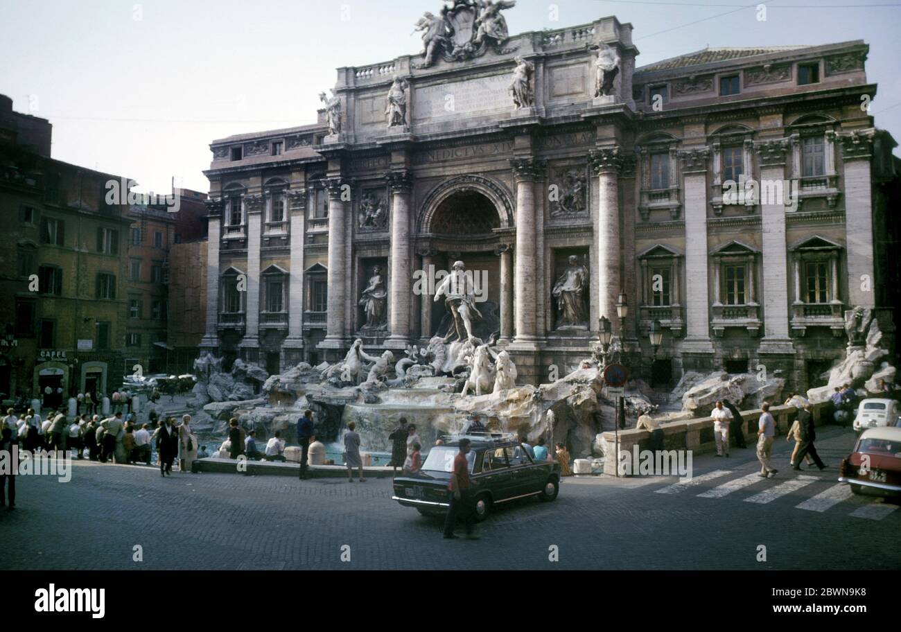 La fontana di Trevi a Roma, in Italia, raffigurata nel 1966 Foto Stock