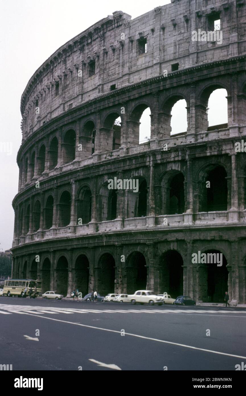 Anfiteatro del Colosseo raffigurato nel 1966 a Roma, Italia Foto Stock