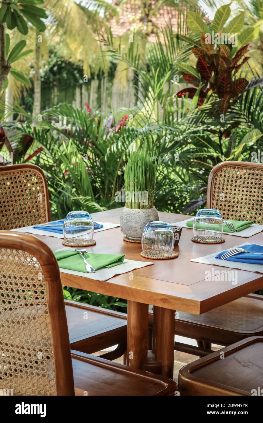 Tavolo servito sulla terrazza estiva in un cafe tropicale Foto Stock