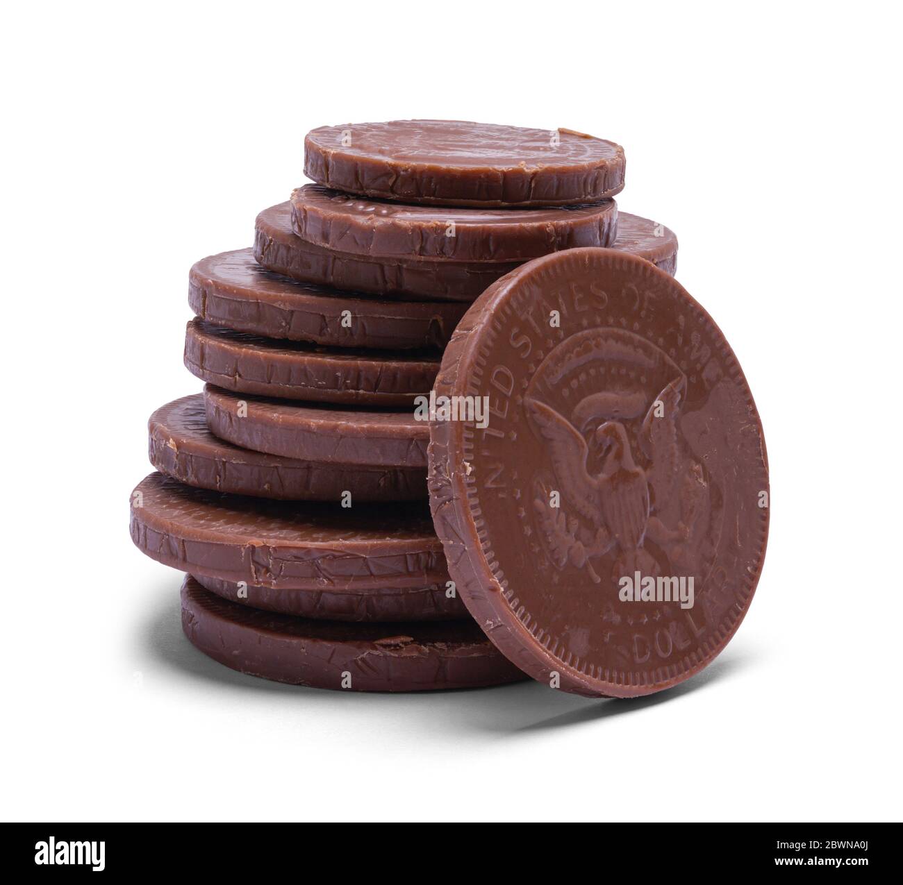 Pila di monete di cioccolato isolato su bianco. Foto Stock