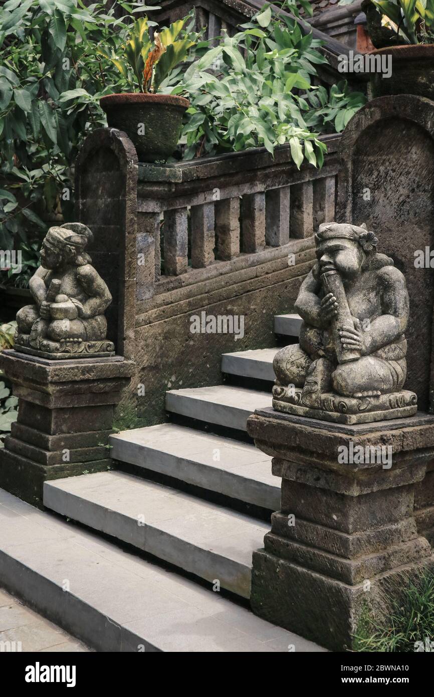 Scultura tradizionale balinese in pietra per la decorazione outdoore di case e templi a Bali, Indonesia Foto Stock