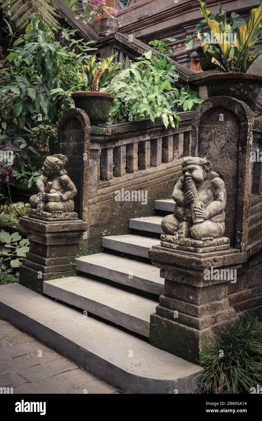 Scultura tradizionale balinese in pietra per la decorazione outdoore di case e templi a Bali, Indonesia Foto Stock