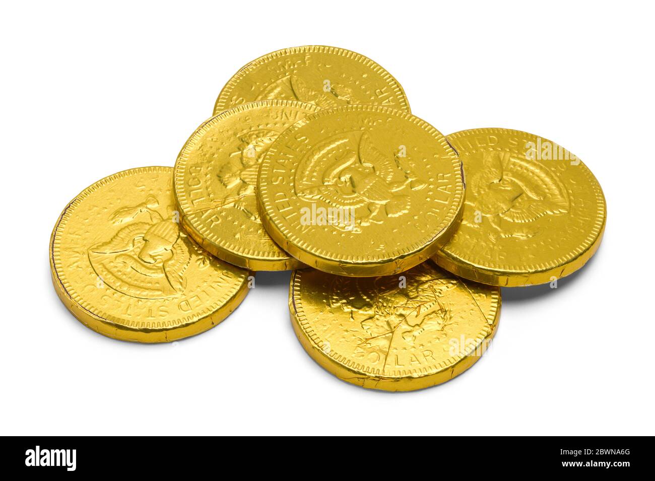 Pila di monete d'oro al cioccolato isolato su bianco. Foto Stock
